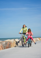 Fototapeta premium deux sœurs se promenant en vélo