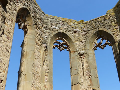 Drei Fenster in der Ruine der Beller Kirche von Eckelsheim / Rheinhessen