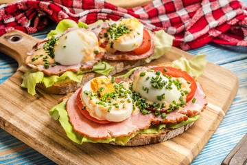 Sandwich with tomatoes, eggs and lettuce.