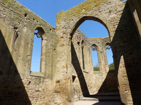 In der Ruine der Beller Kirche in Eckelsheim / Rheinhessen