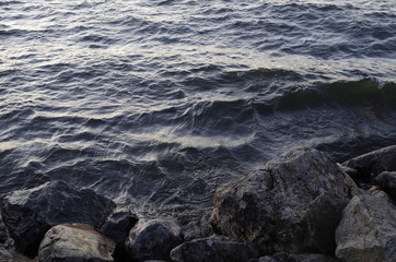 Fototapeta na wymiar waves in water, rock face
