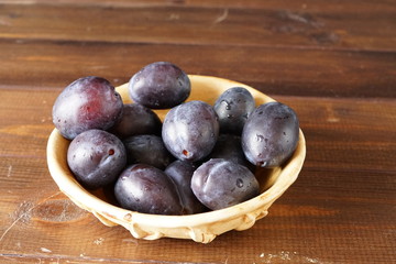 plums in a bowl