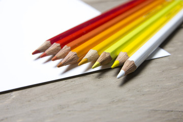 matite colorate su foglio di carta bianco