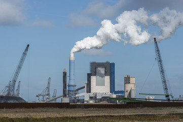 Fototapeta na wymiar smoke pollution of a power plant in holland 