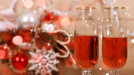 Новый 2019 год, розовое шампанское в фужерах, елочные игрушки