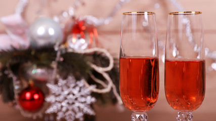 Новый 2019 года, розовое шампанское в фужерах, елочные игрушки