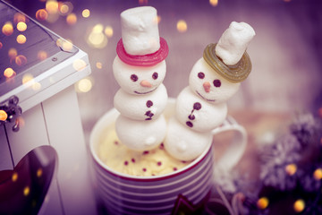 heisser weihnachtskakao mit schneemann marshmellow
