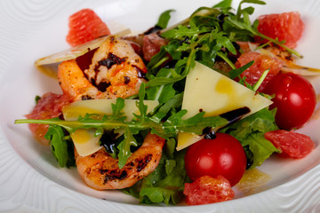 Salad with orange and prawn