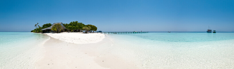 Fototapeta na wymiar Maldives - Panorama de l'île d'Ambara