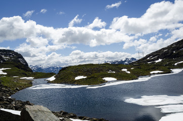 LAGO EN LAS ALTURAS