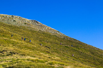 Fototapeta na wymiar Alpinistas ascendiendo pico