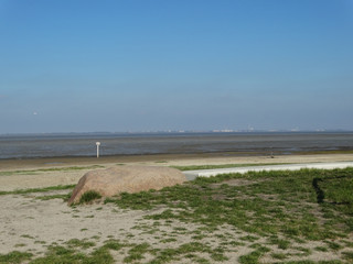 Fototapeta na wymiar Strand an der Nordsee bei Ebbe