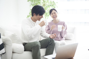 コーヒーを飲みながら話をしているカップル。楽しそう。