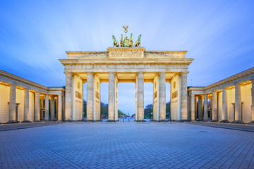 The Brandenburg Gate monument at night in Berlin city, Germany © orpheus26