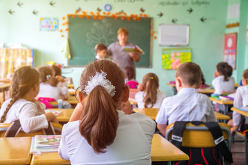 children actively participate in the class, read and listen to the teacher