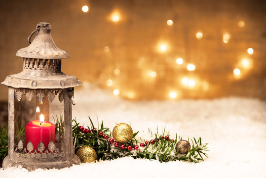 laterne mit warmer weihnachtsdekoration