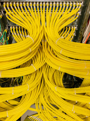 Netzwerk Switch Anschlüsse in einem Serverrack 