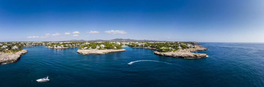 Luftaufnahme, K&uuml;ste von Cala D' or und Bucht Cala Ferrera, H&auml;usern und Villen, Mallorca, Balearen, Spanien