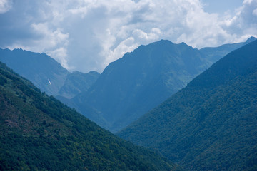 Obraz na płótnie Canvas Road through the mountain in the valley of aran