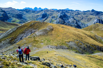 Fototapeta premium Alpinistas ascendiendo pico