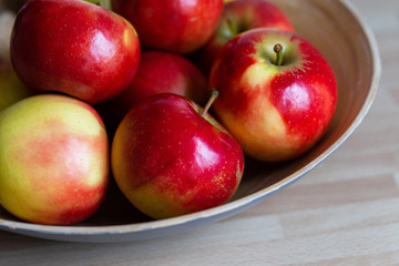 rot gelbe &auml;pfel in einer obstschale 