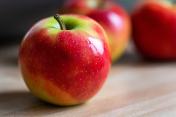 ein rot gelber apfel mit weiteren &auml;pfeln im hintergrund
