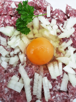 Hackepeter mit Ei und Zwiebel