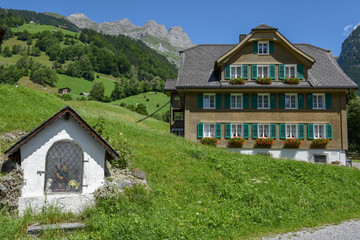 Fototapeta na wymiar Chapel and traditional chalet at Engelberg on Switzerland