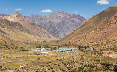 Fototapeta na wymiar Montagne andine con vallata e piccolo villaggio