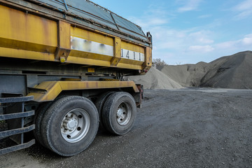 ダンプ　dump truck at quarry © Takahito Obara