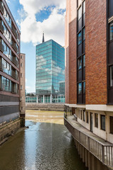 Ausblick aus einem Fleet auf ein Gebäude in der Neustadt von Hamburg