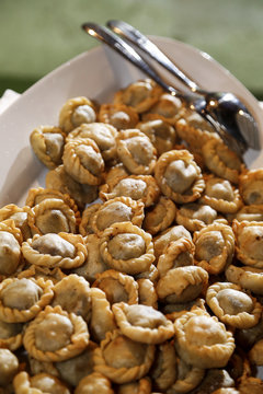 Panadas in vassoio in piccole porzioni