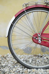 bicicleta antiga com pintura vermelha