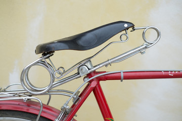 bicicleta antiga com pintura vermelha