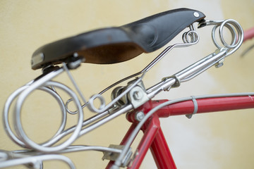 bicicleta antiga com pintura vermelha