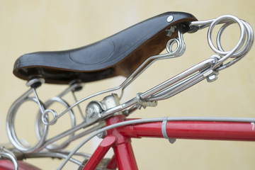 bicicleta antiga com pintura vermelha