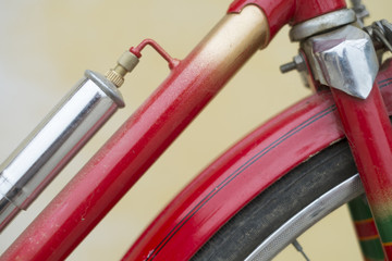 bicicleta antiga com pintura vermelha