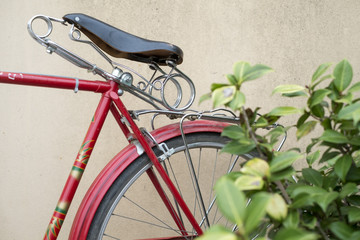 bicicleta antiga com pintura vermelha