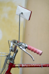 bicicleta antiga com pintura vermelha