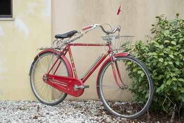 bicicleta antiga com pintura vermelha