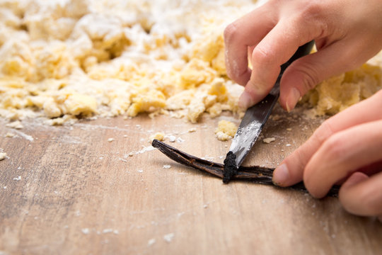 Frau beim Backen, Vanilleschote wird ausgekratzt, frische Vanille