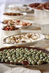 Foto op Aluminium Schalen in serie met fingerfood hapjes © alex.pin