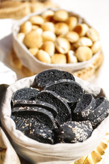 pane nero in cesta- sullo sfondo altri tipi di pane