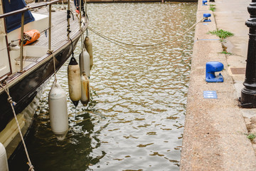 Ropes, cleats and bollard to tie the boats to port.