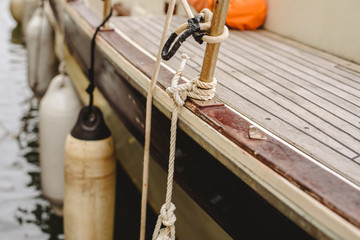 Ropes, cleats and bollard to tie the boats to port.