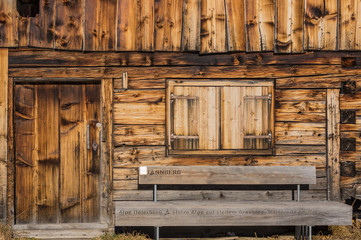 Bank an Almh&uuml;tte im Vorarlberg /Hochtannberg