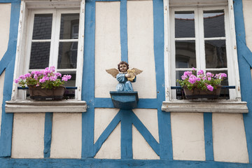 Façade bretonne fleurie et décorée d'un angelot
