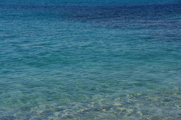 Pofalowana tafla lazurowego morza © emar