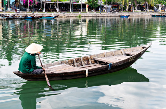 Canoa en r&iacute;o de Asia
