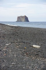 Czarna plaża na wyspie Stromboli, Wyspy Liparyjskie, Włochy - obrazy, fototapety, plakaty